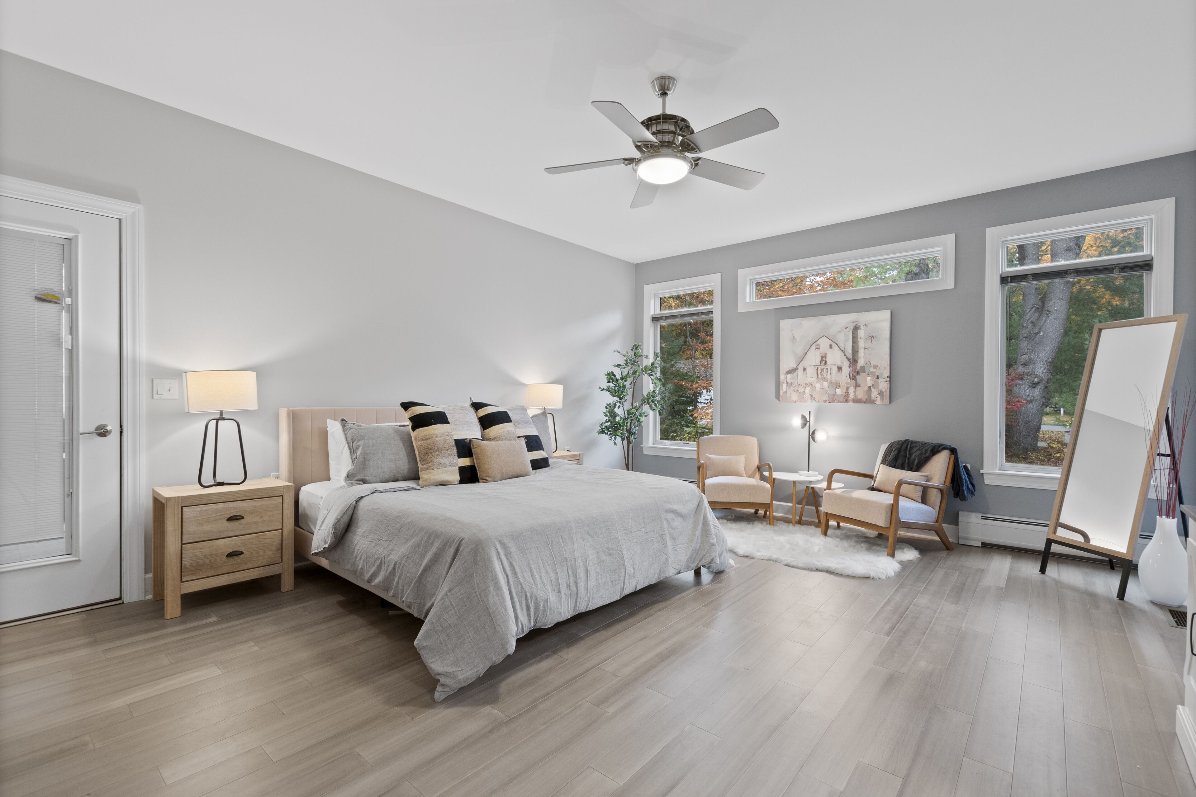 3 habitaciones, escritorio y tabla de planchar con plancha 