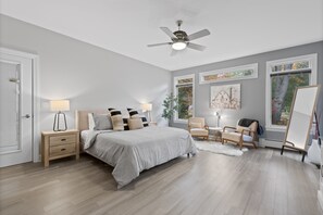 3 habitaciones, escritorio y tabla de planchar con plancha