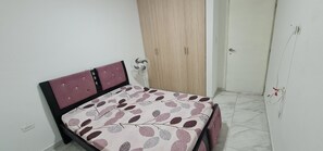 2 dormitorios, tabla de planchar con plancha, wifi y ropa de cama