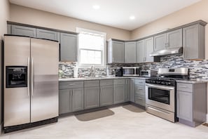 Fridge, microwave, oven, stovetop - Valhalla View Home-Minutes to Golf Course-Perfect for Golfers, Horses, Trailers (Louisville)