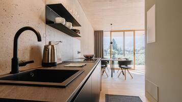 Kühlschrank, Herdplatte, Geschirrspüler, Wasserkocher