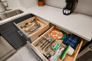 Frigorifero, microonde, forno, piano cottura