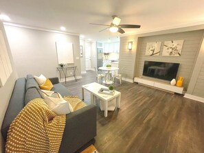 TV, offices - 15L  King Suite w/Gigabit WiFi & Private Balcony (Atlanta)