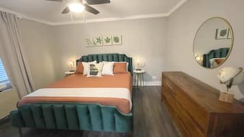 1 habitación, tabla de planchar con plancha, cuna de viaje y wifi