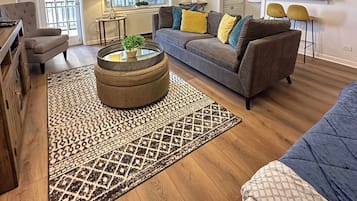 Tv, eldstad och kontor