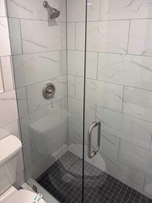 Ducha, secador de pelo y toallas