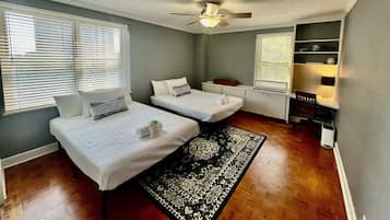 1 slaapkamer, een bureau, een strijkplank/strijkijzer, reisbedje