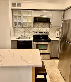 Fridge, microwave, oven, stovetop - 4J Cozy One Bedroom Condo, Downtown Hotel District (Atlanta)