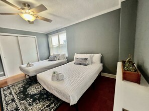 1 quarto, escrivaninha, ferros/tábuas de passar roupa, berço de viagem