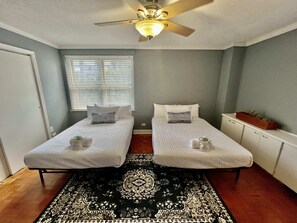 1 Schlafzimmer, Schreibtisch, Bügeleisen/Bügelbrett, Reisekinderbett