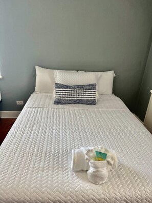 1 dormitorio, escritorio, tabla de planchar con plancha y cuna de viaje