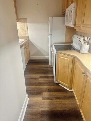 Fridge, microwave, oven, stovetop - FIFA 2026 Walk to Stadium | 2BR Unit 7G ATL (Atlanta)