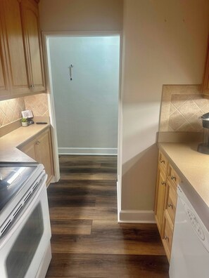 冷蔵庫、電子レンジ、オーブン、コンロ