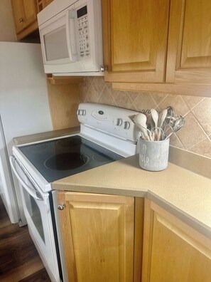 Kjøleskap, mikrobølgeovn, ovn og kokeplater