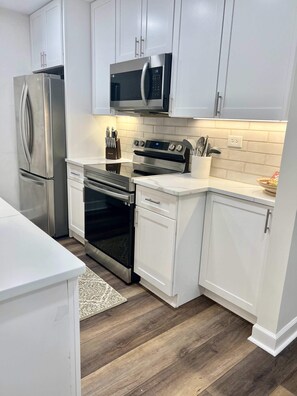 Refrigerador, microondas, cafetera/tetera, utensilios de cocina