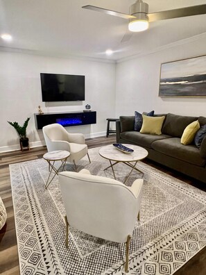 Televisión, chimenea, oficina