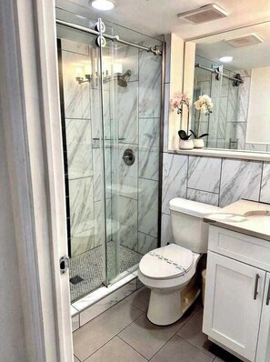 Dusche, Haartrockner, Handtücher