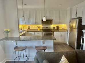 Kühlschrank, Mikrowelle, Wasserkocher mit Kaffee-/Teezubehör