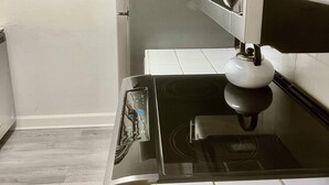 Kaffetrakter/tekoker, kjøleskap, mikrobølgeovn og ovn