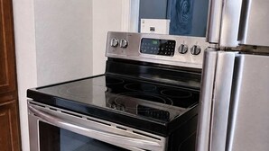 Un horno de acero inoxidable con pantalla digital y microondas integrado.