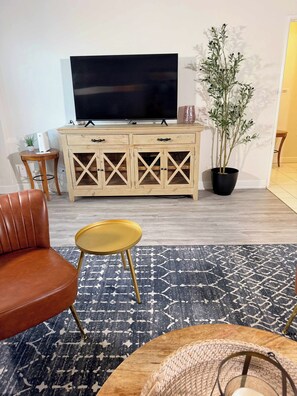 Living area - Comfortable Downtown 1BR | Walk to the Stadium (Atlanta)