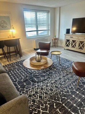 Een televisie en een kantoor