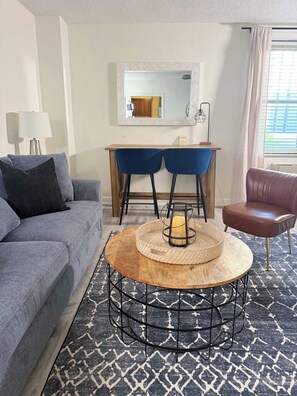 Living area - Comfortable Downtown 1BR | Walk to the Stadium (Atlanta)