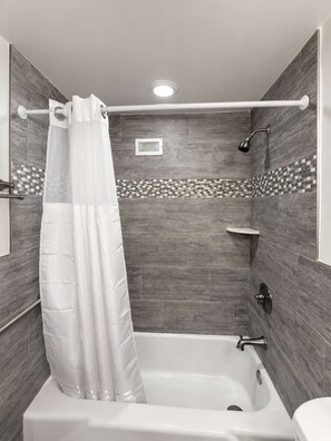 Ducha, secador de pelo y toallas