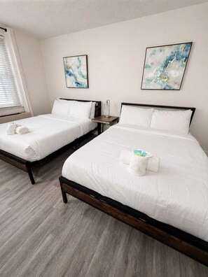 1 dormitorio, tabla de planchar con plancha, wifi y ropa de cama