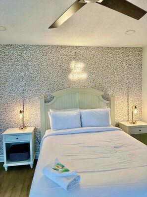 1 dormitorio, escritorio, tabla de planchar con plancha y cuna de viaje