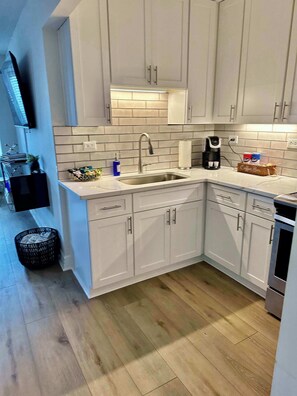 Frigorífico, microondas, horno y placa de cocina