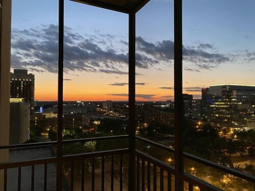 "City Views & Downtown Vibes: Your Urban Oasis!"