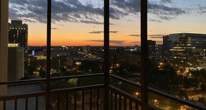 "City Views & Downtown Vibes: Your Urban Oasis!"