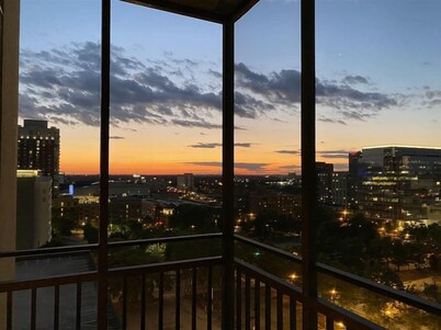 "City Views & Downtown Vibes: Your Urban Oasis!"