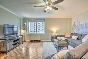 TV, offices - 8E Cozy Condo in Downtown Atlanta Hotel District! (Atlanta)