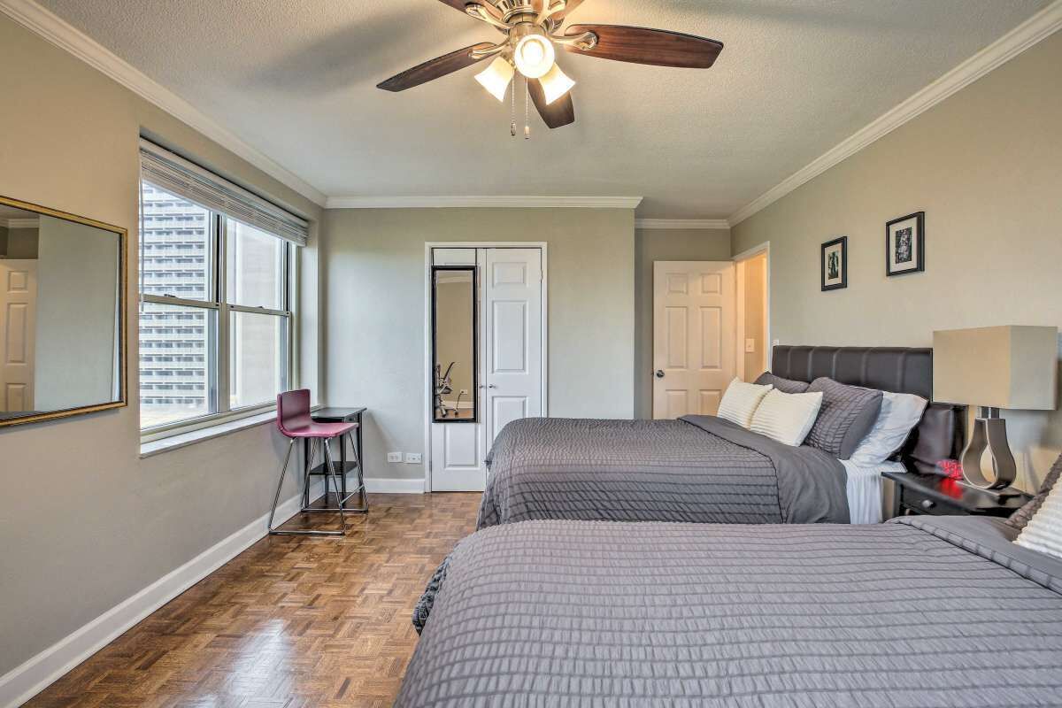 1 habitación, escritorio, tabla de planchar con plancha y cuna de viaje 