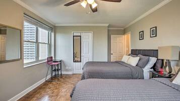 1 habitación, escritorio, tabla de planchar con plancha y cuna de viaje