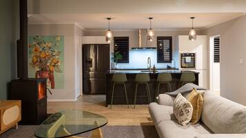 Smart TV, fireplace
