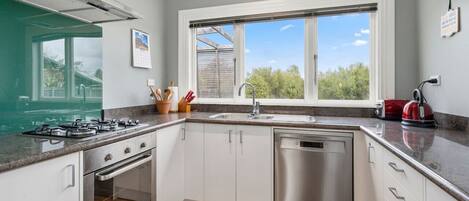 Een koelkast, een microgolfoven, een oven, een kookplaat