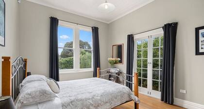 Applecross Cottage | Cozy Stay, Walk to Martinborough Square