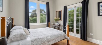 Applecross Cottage | Cozy Stay, Walk to Martinborough Square