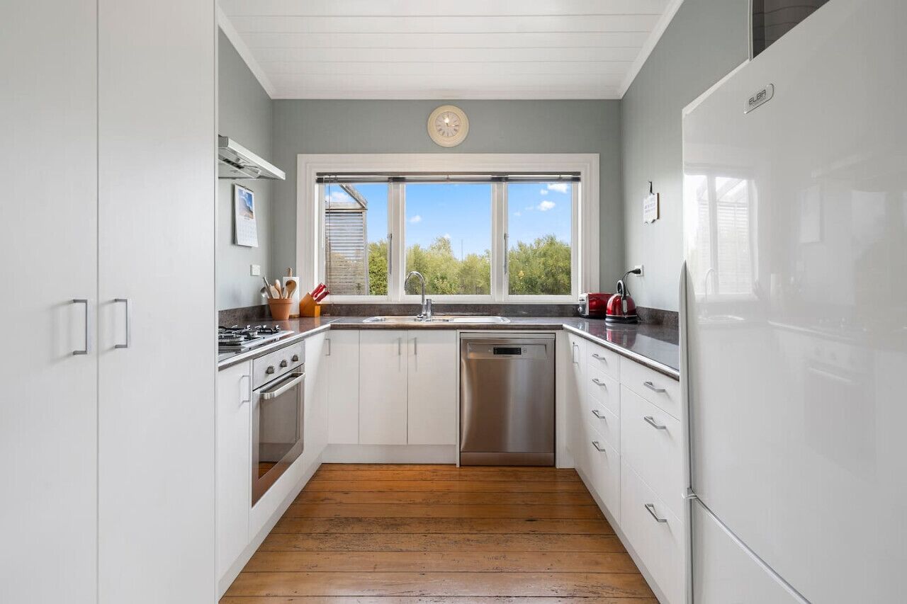 Jääkaappi, mikroaaltouuni, uuni, liesi