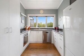 冷蔵庫、電子レンジ、オーブン、コンロ