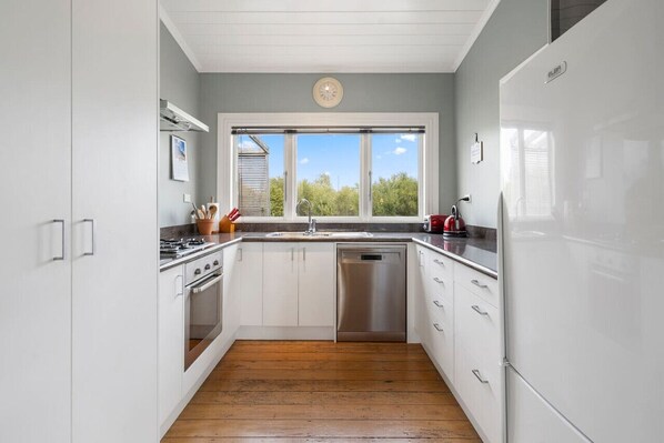 冰箱、微波炉、烤箱、炉灶