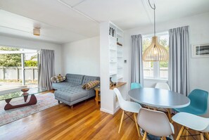 TV, fireplace - Little Blue Bach, Martinborough (Martinborough)