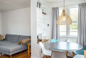 Dining - Little Blue Bach, Martinborough (Martinborough)