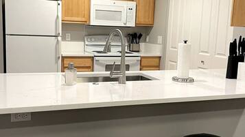 Réfrigérateur, micro-ondes, four, plaque de cuisson