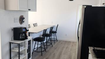 Kylskåp, mikrovågsugn, ugn och spishäll