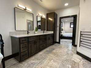 3 habitaciones, escritorio, wifi gratis y ropa de cama