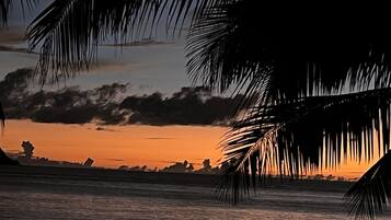Beach nearby, sun-loungers, beach towels